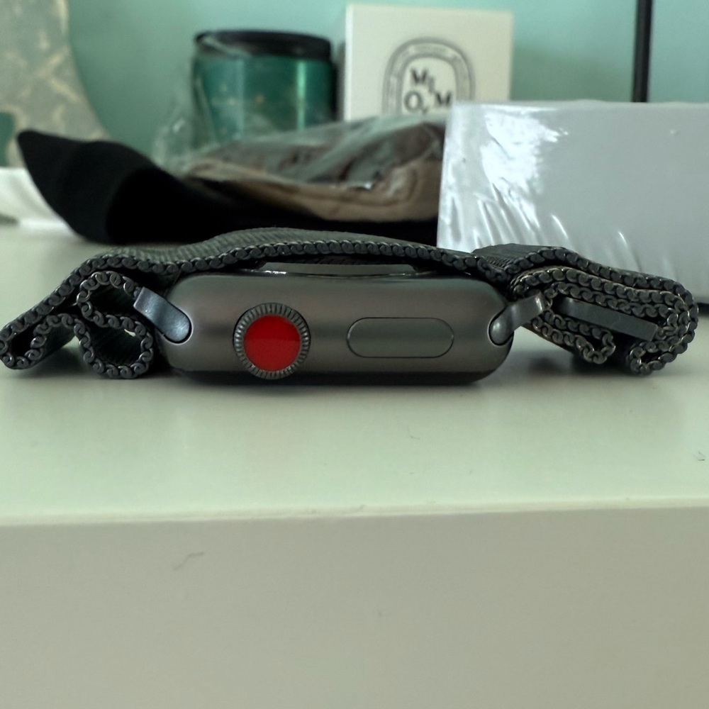 Black Apple Watch 3rd series with Metallic Band - Picture 4 of 5